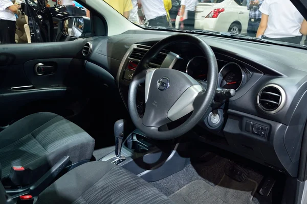 Nonthaburi - 1 December: Inteiror design av Nissan Livina bil di — Stockfoto