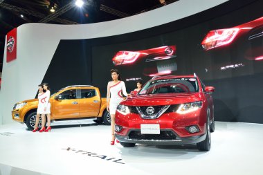 Nonthaburi - Aralık 1: Model teşkil etmektedir yeni Nissan Araba, Navara Np300 ve x-trail, Tayland Uluslararası Motor Expo tarihinde 1 Aralık 2014 Nonthaburi, Tayland.