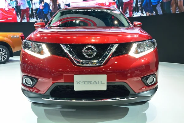 Nonthaburi - 1 December: Nya Nissan x-trail, Suv bil display på — Stockfoto