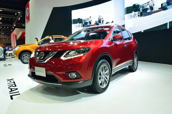 Nonthaburi - 1 December: Nya Nissan x-trail, Suv bil display på — Stockfoto