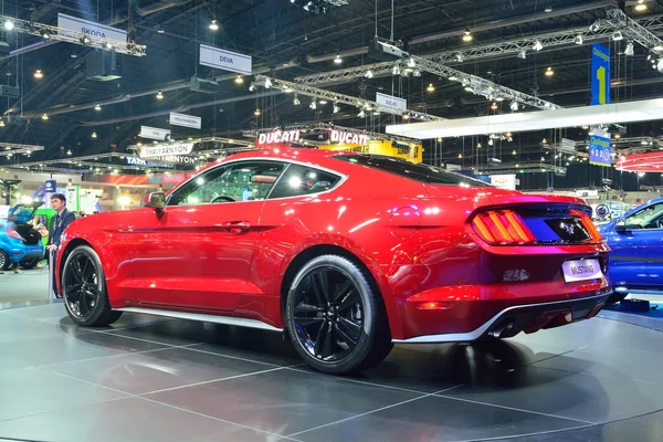 Warszawa - 1 grudnia: Ford Mustang 2.3l ecoboost samochodu wyświetlacz — Zdjęcie stockowe