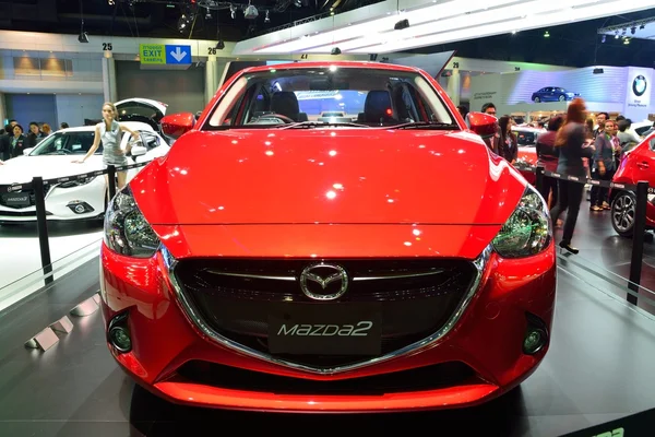 NONTHABURI - DEZEMBRO 1: Novo Mazda 2 Skyactiv exibição do carro em Tha — Fotografia de Stock