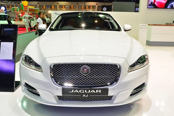 Warszawa - 1 grudnia: Jaguar Xj samochodu wyświetlacz w Tajlandii Inter — Zdjęcie stockowe