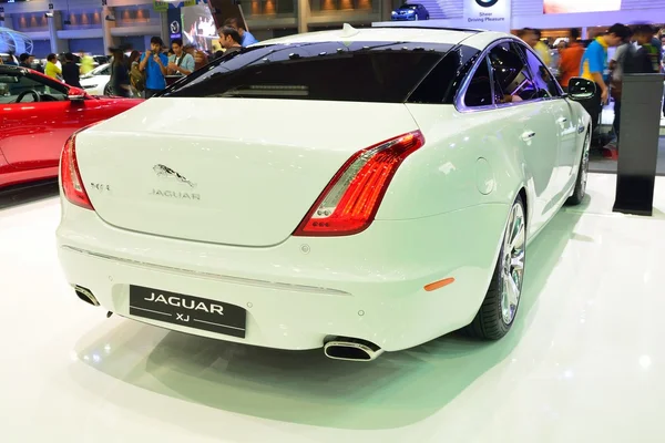 Nonthaburi - 1 грудня: Jaguar Xj автомобіль відображення в Таїланді "Інтер" — стокове фото