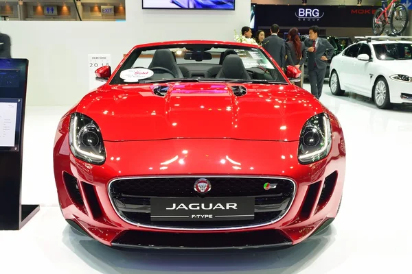 NONTHABURI - 1 DE DICIEMBRE: Expositor de coche tipo Jaguar F en Tailandia I — Foto de Stock