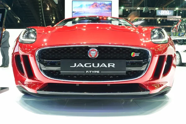 Warszawa - 1 grudnia: Jaguar F-type samochód wyświetlacz w Tajlandii I — Zdjęcie stockowe