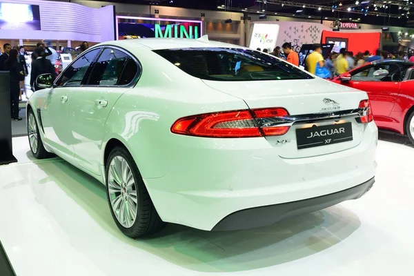 NONTHABURI - DEZEMBRO 1: Jaguar XF exibição de carro na Tailândia Inter — Fotografia de Stock