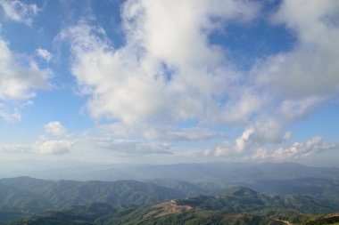 Güzel gökyüzü ile dağdaki güzel manzara