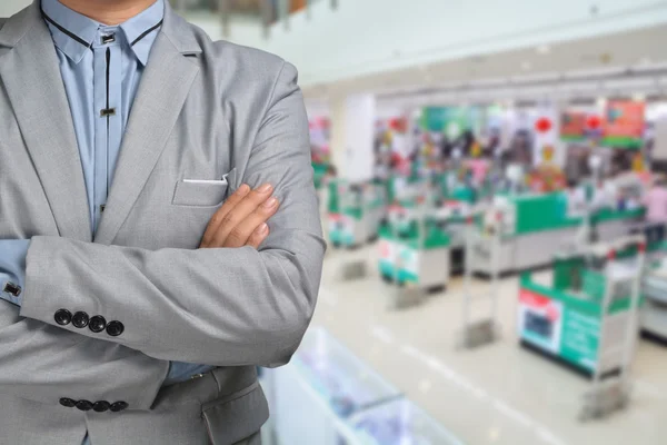 Geschäftsmann-Stand in Verbrauchermarkt oder Supermarkt — Stockfoto