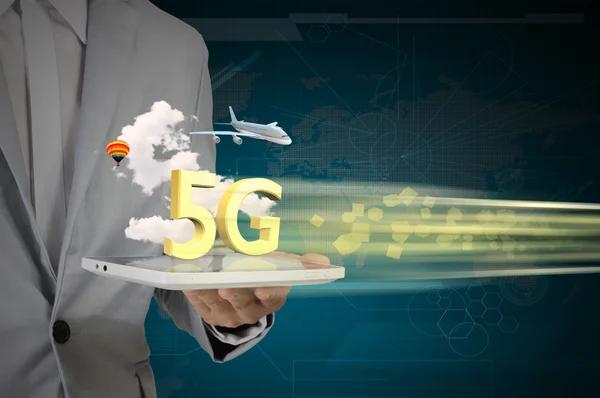 İş adamı 5 g yüksek hızlı ağ üzerinde Tablet Pc kullanma