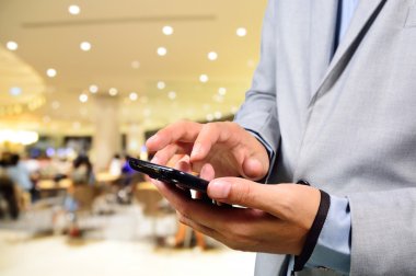 Restoranda mobil akıllı telefon kullanarak iş adamı