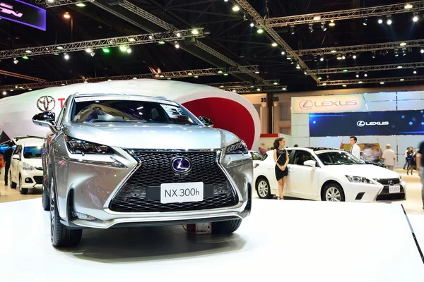 Bangkok - 26 mars: Lexus Nx 300h, Hybrid Suv fordon, på menypunkten Displ — Stockfoto