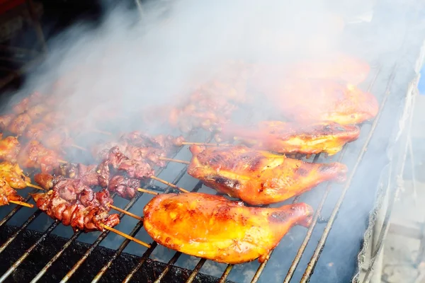 Grigliata di pollo alla griglia con pieno di fumo — Foto Stock