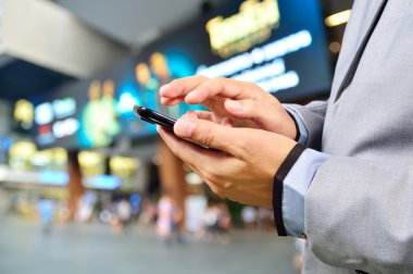 cep telefonunuzu kullanarak alışveriş yakışıklı genç