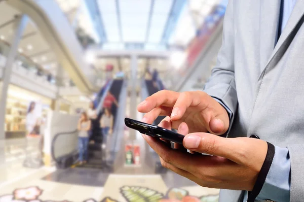 cep telefonunuzu kullanarak alışveriş yakışıklı genç