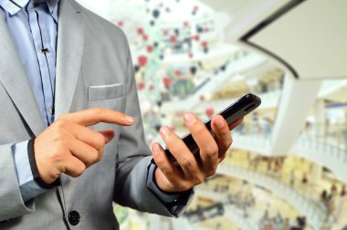 Modern ofis Schüco cep cep telefonu kullanarak iş adamı