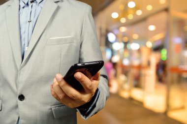 cep telefonunuzu kullanarak alışveriş yakışıklı genç