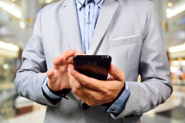 Yakışıklı genç adam alışveriş mobil tablet kullanma