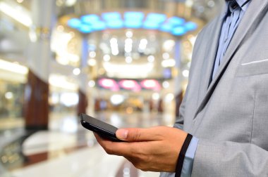 cep telefonunuzu kullanarak alışveriş yakışıklı genç