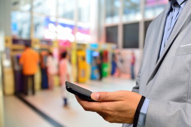 Dijital cep telefonu kullanarak iş adamı 