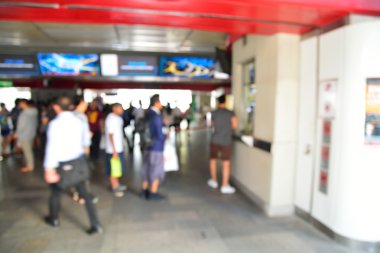 Metro treninin bilet satın insanların odak görüntünün bulanıklaştırmak 