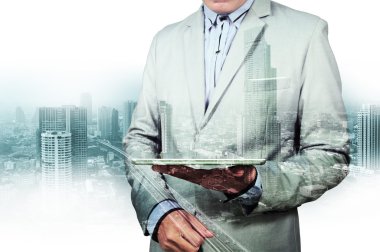 şehir ve işadamı telefonda çift pozlama