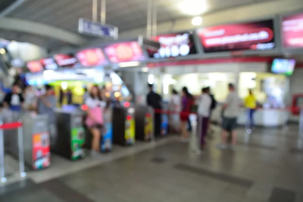 Rozostření nebo Deofucs obraz lidí vstoupit metru nebo Sky vlaku v — Stock fotografie