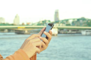 Erkek el demir Köprüsü yakınlarında mobil akıllı telefon bangk içinde kullanma