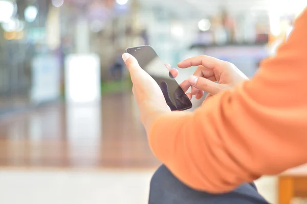 Zblízka muž používající mobilní chytrý telefon — Stock fotografie