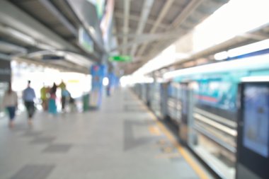 Bulanıklaştırma veya insan bangkok City gökyüzü tren için bekliyor defocus