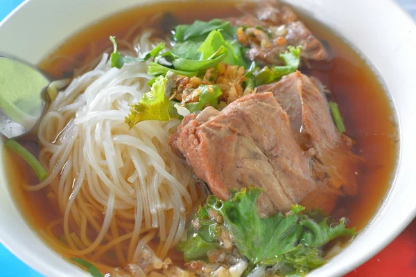 Macarrão de arroz na medicina tradicional chinesa Sopa com carne de porco cozida — Fotografia de Stock