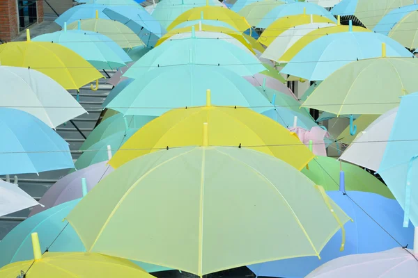 Calle decorada con sombrillas de colores. — Foto de Stock