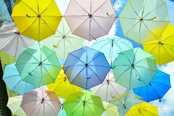 Un sacco di ombrelli multicolori sotto il cielo — Foto Stock