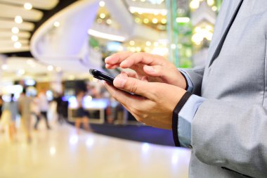 Akıllı telefon veya cep telefonu kullanan adam 