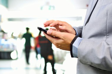 Cep telefonu veya Smartphone kullanarak iş adamı