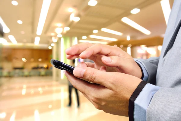 Cep telefonu veya Smartphone kullanarak iş adamı 