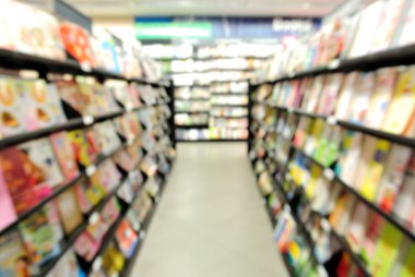 Bulanıklık veya kitap ve kitaplık yığını arka plan bulanıklık