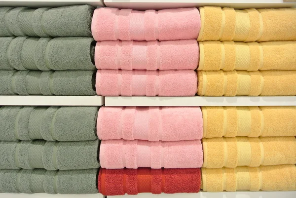 Stapel Handtücher im Schrank — Stockfoto