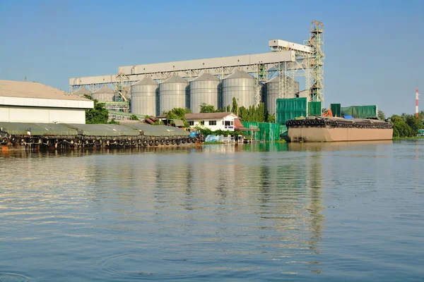 Agriculture Silo of Vegetable Oil plant beside the river — Stock Photo, Image