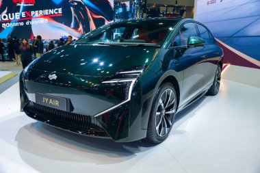 BANGKOK - 24 Mart 2025: Juneyao Air veya JY Air elektrikli aracı, 24 Mart 2025 tarihinde Bangkok, Tayland 'daki 46. BANGKOK Uluslararası MOTOR fuarında sergilenmektedir..