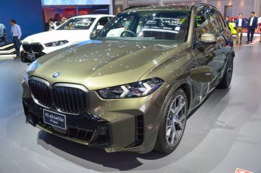 Bangkok-24 Mart 2025: BMW X5 xDrive50e M Sport prize-in hybrid SUV Bangkok, Tayland 'daki Bangkok International Motor Show 2025' de sergilenmektedir. Ziyaretçiler ve medya mensupları olarak lüks spor araç BMW fuar kabininde sergilenmektedir