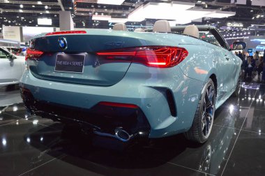 Bangkok-24 Mart 2025: Bangkok, Tayland 'da düzenlenen Uluslararası Otomobil Fuarı 2025' te BMW 4 serisinin arka görüntüsü. Lüks üstü açık araba modern arka lambaları, spor arka tasarımı ve premium dış tasarımı sergiliyor.