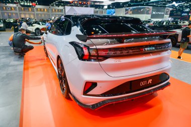 Bangkok-24 Mart 2025: Bangkok, Tayland 'da düzenlenen uluslararası otomobil fuarında Zeekr 001R yüksek performanslı elektrikli atış freni görüntülendi. Sportif premium EV, agresif arka spoiler, tam genişlikte LED stop lambası, aerodinamik dağıtıcı...