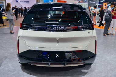 Bangkok-24 Mart 2025: Tayland 'da Bangkok Uluslararası Otomobil Fuarı 2025' te Zeekr X Premium kompakt elektrikli SUV 'nin arka görüntüsü sergilendi. Modern EV tam genişlikte LED arka far tasarımı, iki tonluk vücut tasarımı, spor arka tamponu ve gelişmiş elektroşok