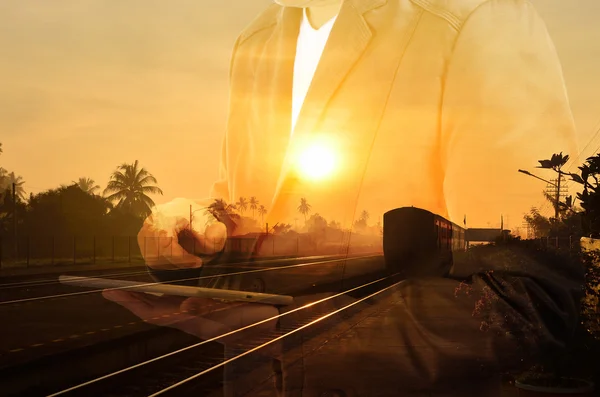 Двойное разоблачение станции Трейн с железной дорогой и бизнесменом — стоковое фото