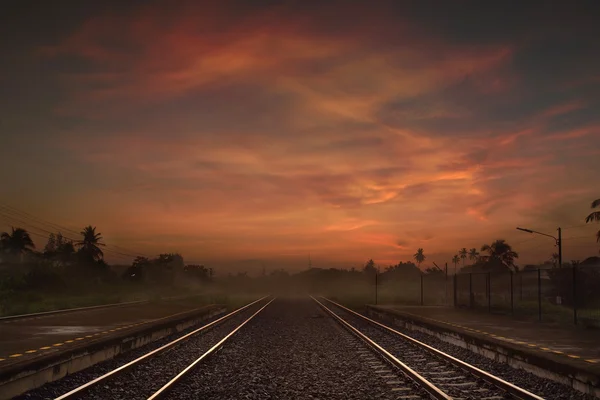 Железнодорожный путь в сумерках или утром — стоковое фото