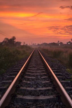 Demiryolu parça gündoğumu sahne ile