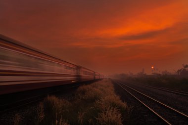 Sabah ya da şafak wi, kırsal demiryolu geçerek tren