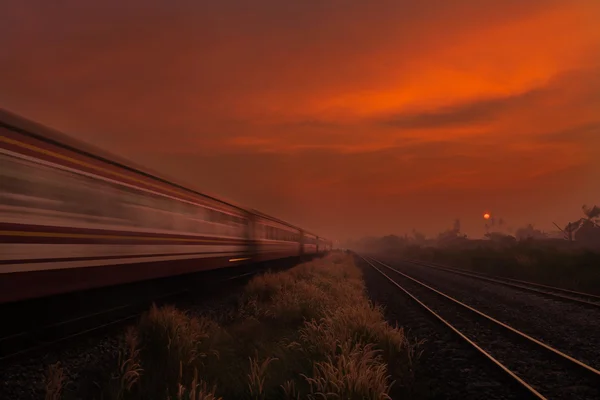 Tren Pasando por el Ferrocarril Rural por la mañana o al amanecer wi — Foto de Stock