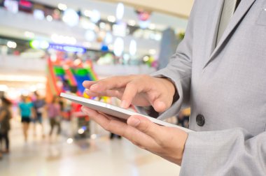 Genç adam alışveriş merkezi veya bölümü St Tablet holding eller